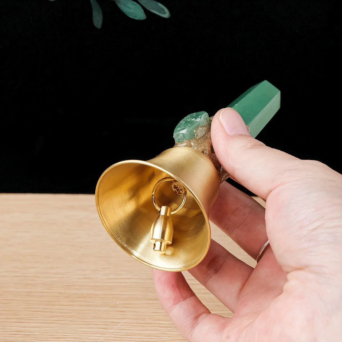 1pc Natural Crystal point Hand Brass Bells Copper Bell For Bed Call Remind Class Home Decoration Christmas Bell Gifts Souveni